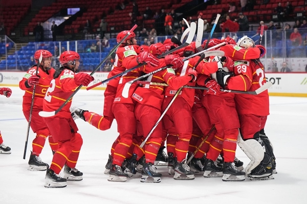 中國隊慶祝比賽勝利。圖片來源：國際冰聯(lián)