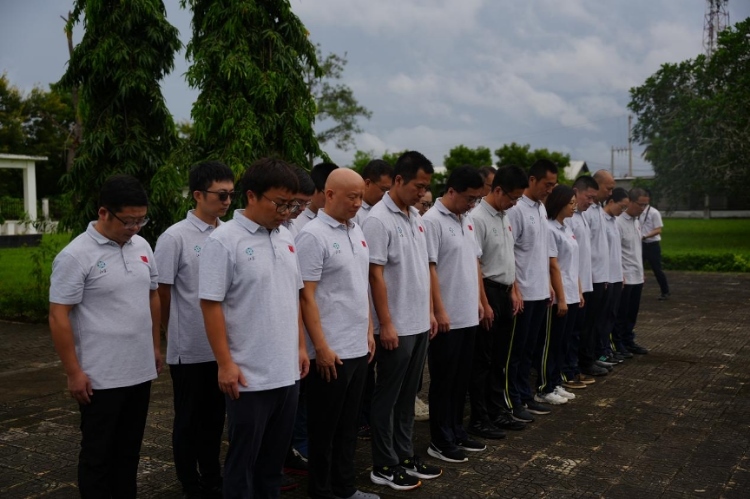 醫(yī)療隊隊員默哀。中國援桑醫(yī)療隊供圖