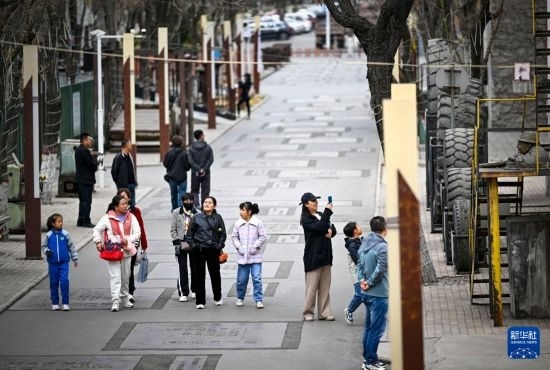 4月5日，游客在寧夏石嘴山市大武口洗煤廠工業(yè)遺址公園游覽。新華社記者 馮開華 攝