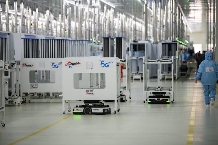 2024年1月10日，在位于浙江省金華市金義新區(qū)的潤馬光能集團(tuán)金華工廠智能化生產(chǎn)車間里，AGV（自動導(dǎo)引運輸）小車忙碌穿梭在生產(chǎn)單元之間。圖源新華社