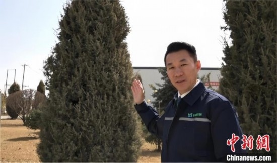 圖為王佐向記者介紹自己的新能源綠電廠區(qū)。白先森 攝