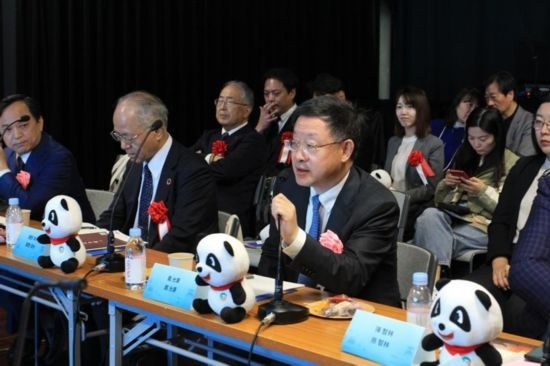 圖為四川省文化和旅游廳廳長戴允康向日本友人介紹四川旅游資源。（中國駐東京旅游辦事處供圖）