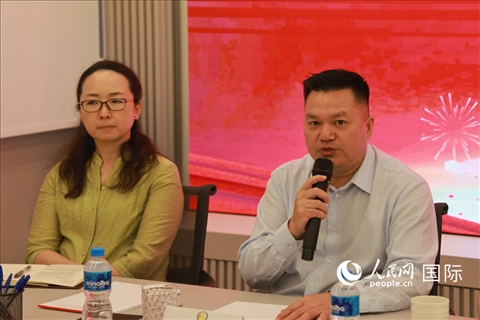 巴西和統(tǒng)會(huì)會(huì)長(zhǎng)張小春（右）在座談會(huì)上致辭。人民網(wǎng)記者 陳海琪攝