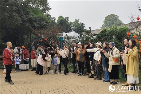 葉科（左一）給前來參與活動的“柑爸柑媽”介紹生態(tài)種植果。人民網(wǎng)記者朱虹攝