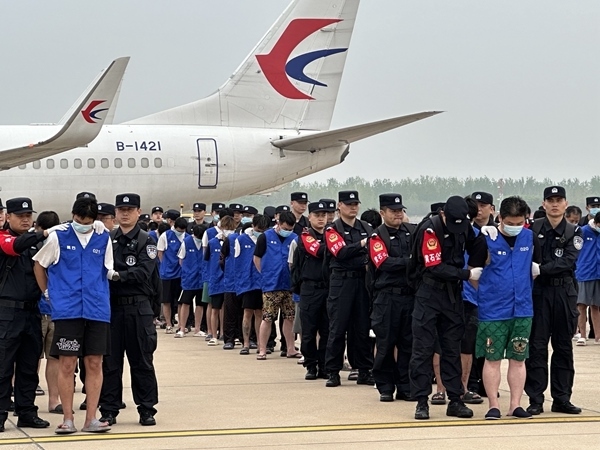 中國籍涉賭詐違法犯罪嫌疑人從柬埔寨被押解回國。人民網(wǎng)記者 郝萍攝