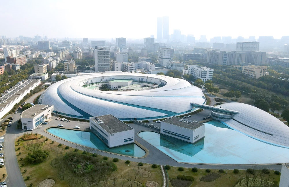 空中俯瞰位于上海張江科學(xué)城的上海光源（2024年2月27日攝，無(wú)人機(jī)照片）。