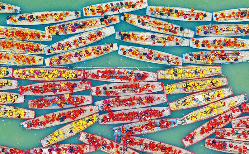 溱潼會船由南宋相沿至今，歷經(jīng)數(shù)百年傳承，被列入國家級非物質(zhì)文化遺產(chǎn)名錄。圖為2024年4月6日在江蘇省泰州市姜堰區(qū)溱湖國家濕地公園參加會船表演的船只。 新華社發(fā) 湯德宏/攝