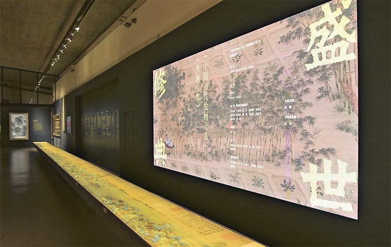 “中國歷代繪畫大系”，是習(xí)近平總書記親自批準(zhǔn)、高度重視的一項規(guī)模浩大、縱貫歷史、橫跨中外的國家級重大文化工程。圖為中國國家版本館杭州分館展示的“盛世修典——‘中國歷代繪畫大系’”收錄的數(shù)字化古畫（2023年5月31日攝）。 新華社記者 翁忻旸/攝