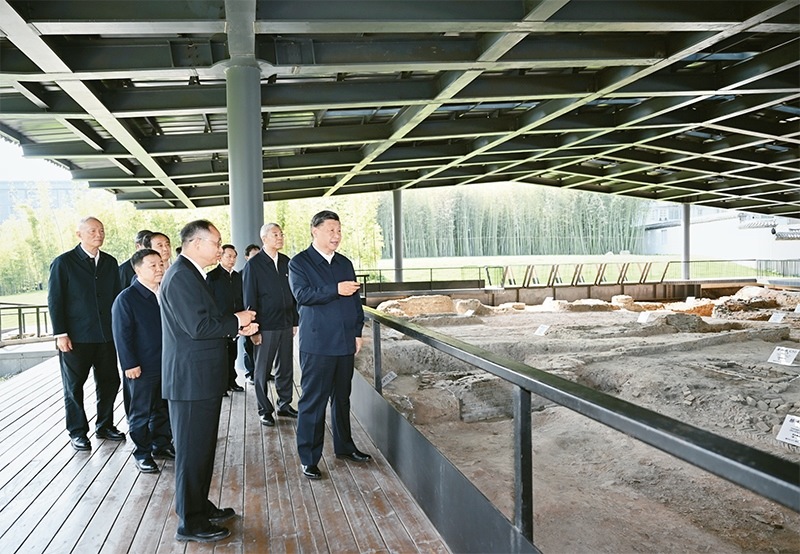 2023年10月10日至13日，中共中央總書記、國家主席、中央軍委主席習近平在江西考察。這是11日上午，習近平在景德鎮(zhèn)市陶陽里歷史文化街區(qū)南麓遺址考察。 新華社記者 謝環(huán)馳/攝