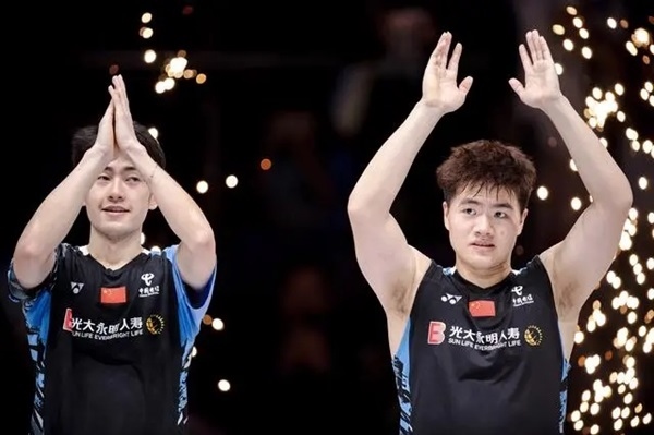 4月14日，梁偉鏗（右）/王昶在頒獎(jiǎng)儀式上。 新華社記者 江漢攝