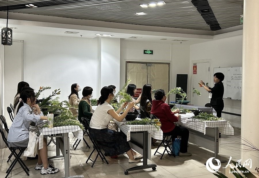 插花體驗課。人民網(wǎng) 玄番登史江攝