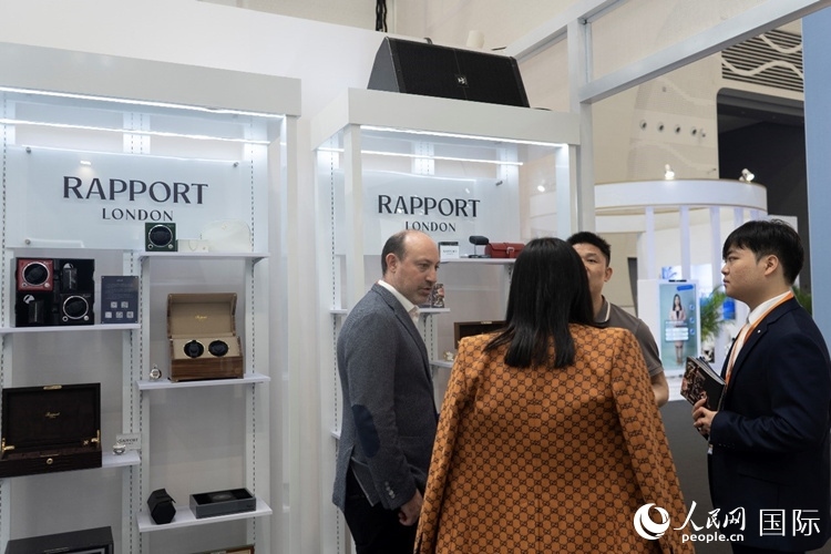客商在第四屆中國國際消費(fèi)品博覽會(huì)英國國家館內(nèi)交談。人民網(wǎng) 常沙攝