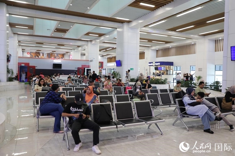 乘客在雅萬(wàn)高鐵雅加達(dá)哈利姆站候車。人民網(wǎng)記者 曹師韻攝