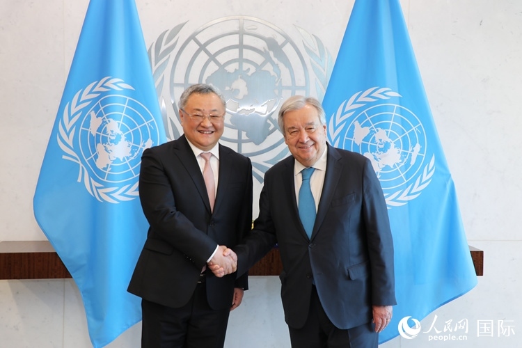 4月16日，中國新任常駐聯(lián)合國代表、特命全權大使傅聰在紐約聯(lián)合國總部向聯(lián)合國秘書長古特雷斯遞交了全權證書。 人民網(wǎng)記者 李志偉攝