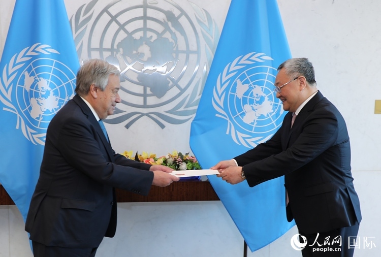 4月16日，中國新任常駐聯(lián)合國代表、特命全權大使傅聰在紐約聯(lián)合國總部向聯(lián)合國秘書長古特雷斯遞交了全權證書。 人民網(wǎng)記者 李志偉攝