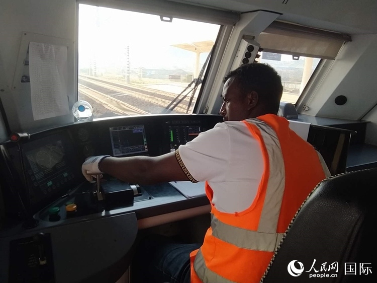 火車司機(jī)索博卡。人民網(wǎng)記者 黃培昭攝