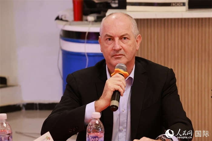 巴西里約大都會(huì)研究所執(zhí)行官西奧·舒克在座談會(huì)上致辭。人民網(wǎng)記者 陳海琪攝