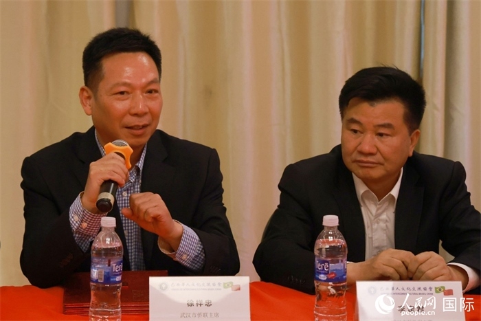 武漢市僑聯(lián)主席徐祥忠（左）在座談會(huì)上致辭。人民網(wǎng)記者 陳海琪攝