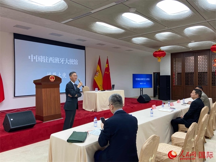 中國駐西班牙大使姚敬在僑界法治講座上致辭。人民網(wǎng)記者 范劍青攝