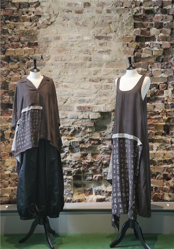 展覽展示的以中國文字為創(chuàng)作靈感的服裝《心經(jīng)》。主辦方供圖
