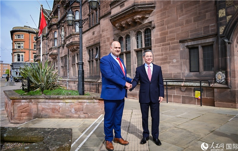 圖為中國駐英國大使鄭澤光在考文垂市政廳會見現(xiàn)場。人民網(wǎng) 郭錦標攝