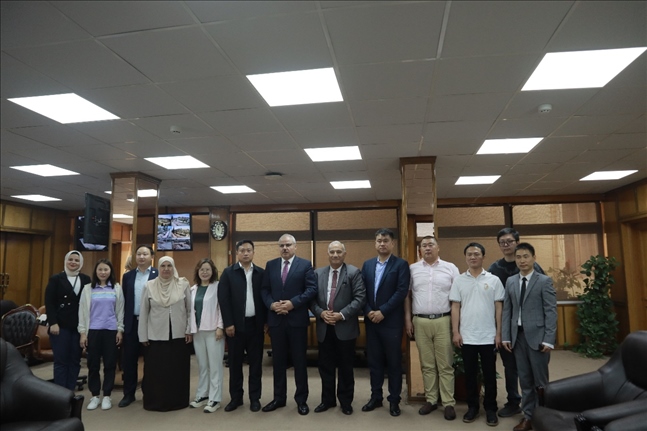 活動(dòng)現(xiàn)場(chǎng)合影。蘇伊士運(yùn)河大學(xué)孔子學(xué)院供圖