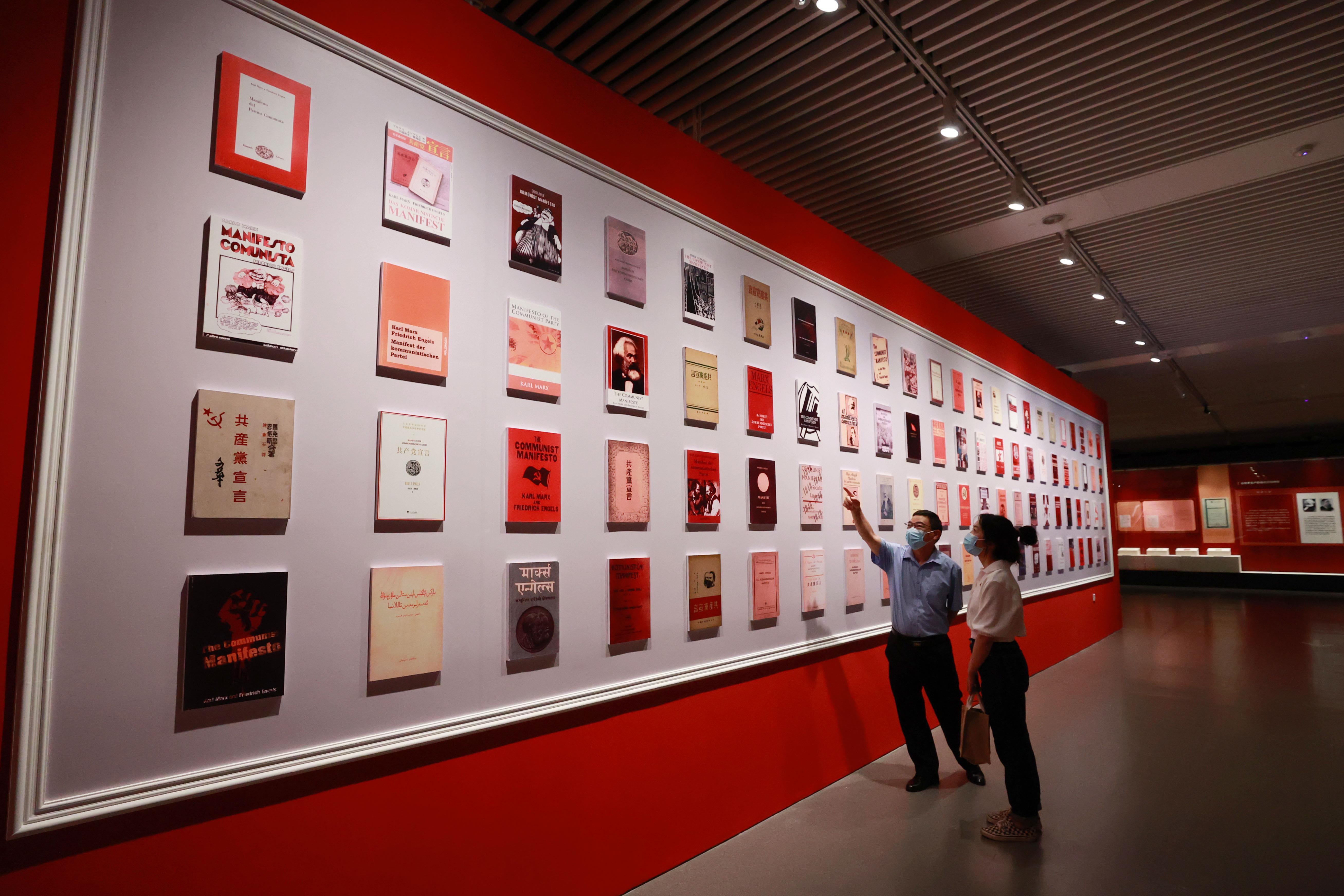 △2021年8月5日，觀眾在國家圖書館觀看不同版本的《共產(chǎn)黨宣言》。