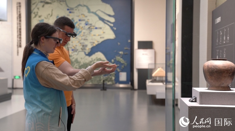 人民網(wǎng)外籍專家在良渚博物院體驗AR眼鏡。人民網(wǎng)記者 袁蒙攝