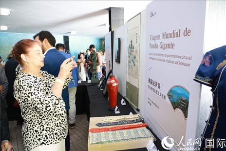 巴西民眾在活動現(xiàn)場在四川非遺前駐足觀看。人民網(wǎng)記者 陳海琪攝