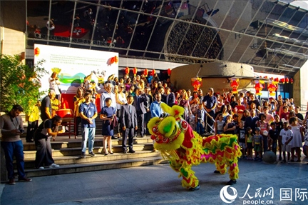 巴西民眾在里約天文館前觀看舞獅表演。四川省文化和旅游廳供圖。