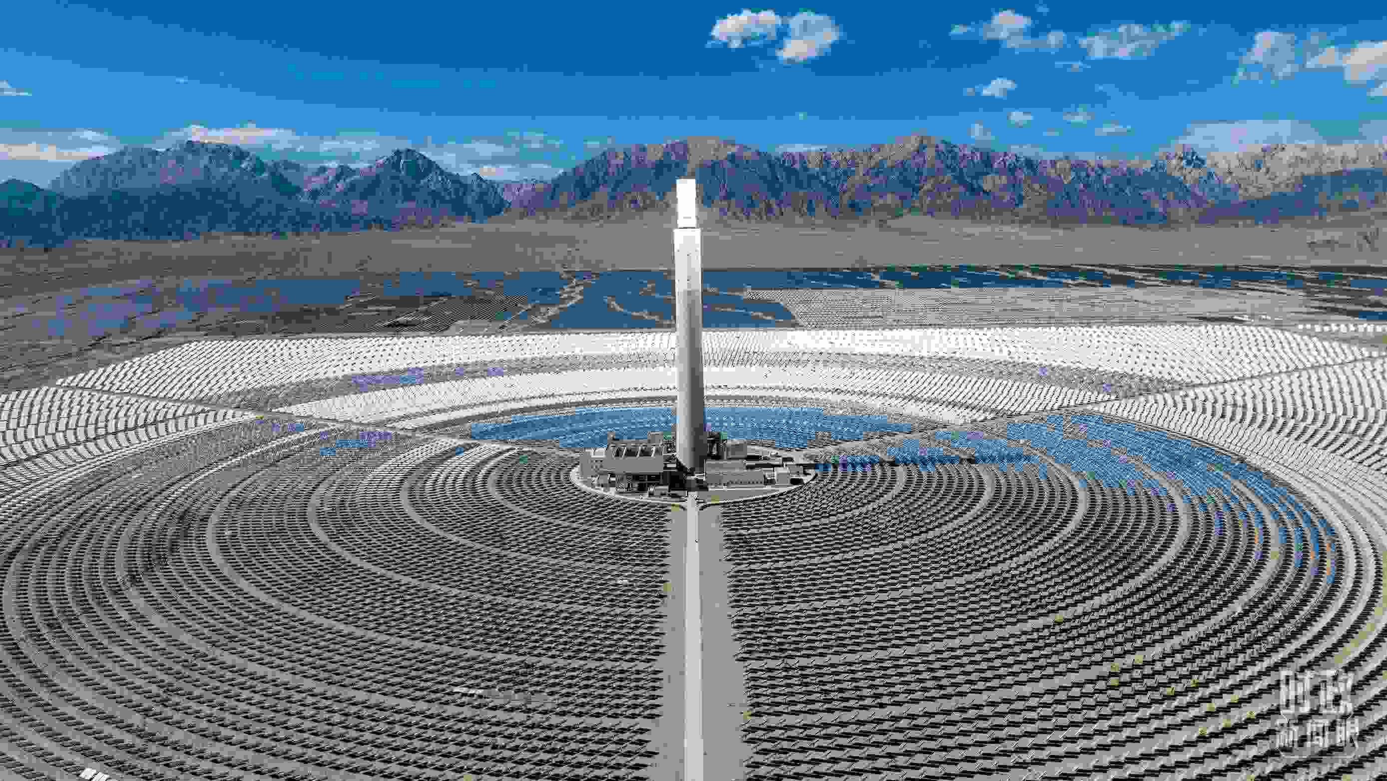 △青海海西德令哈塔式熔鹽儲能光熱發(fā)電廠。（圖/視覺中國）
