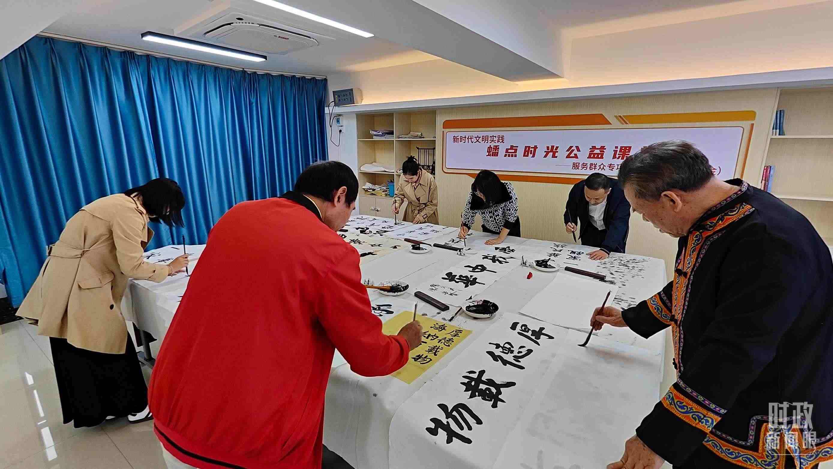 △廣西南寧市多民族社區(qū)——盤龍社區(qū)居民練習書法。（總臺央視記者楊立峰拍攝）