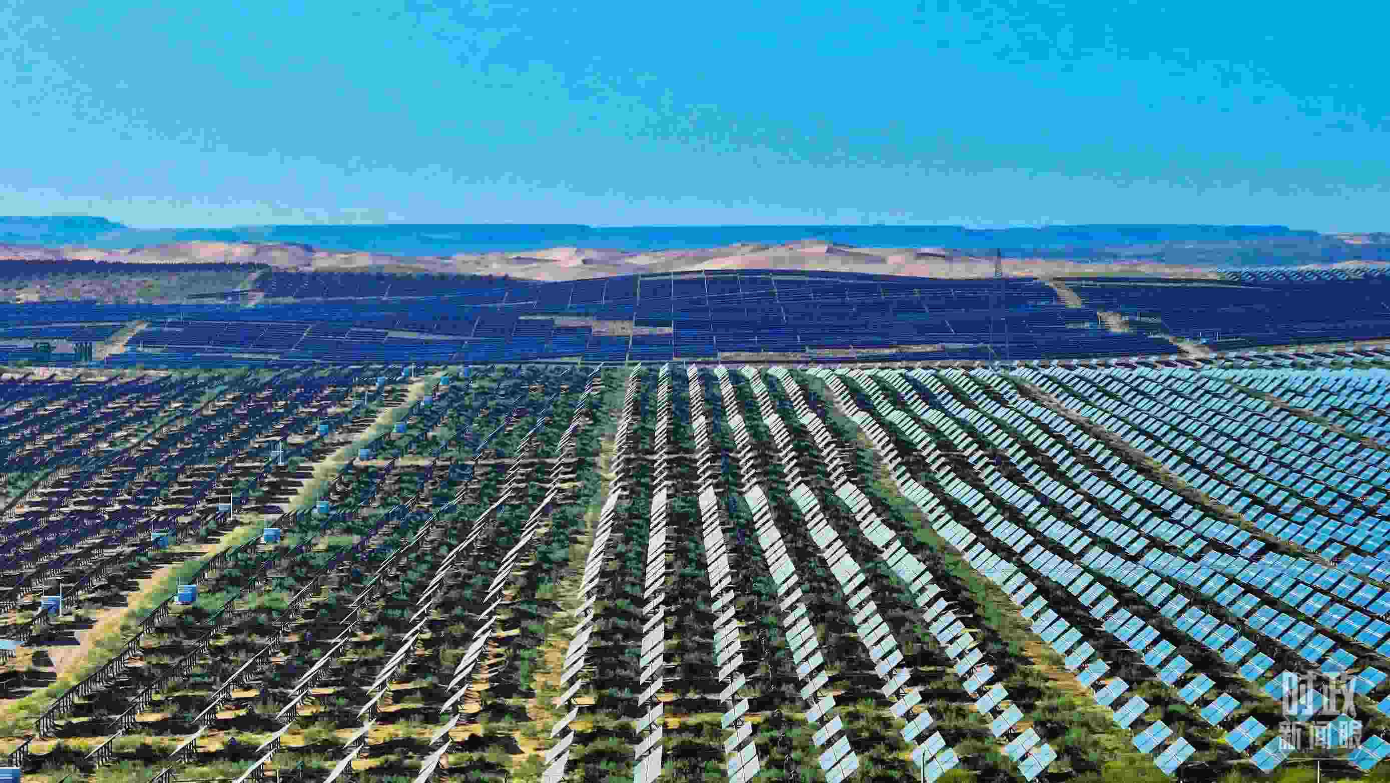 △內蒙古鄂爾多斯，庫布其沙漠新能源基地。（圖/視覺中國）