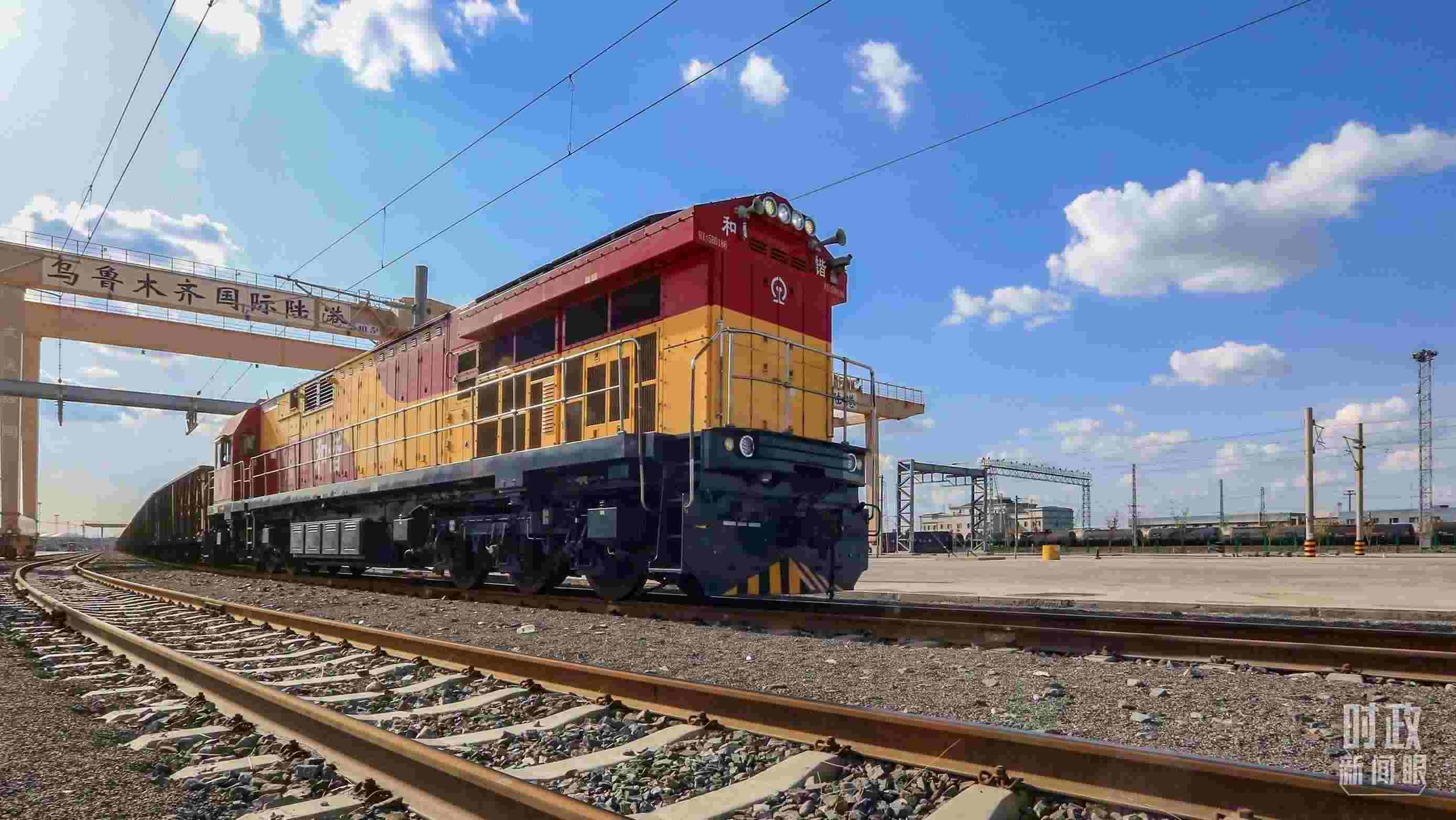 △2024年4月，烏魯木齊國際陸港區(qū)中歐班列“天山號”暢行絲路。（圖/視覺中國）