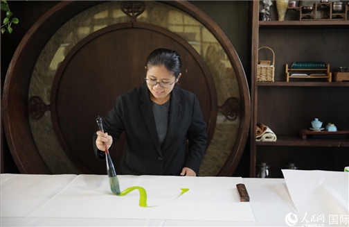 緬甸駐華大使館副館長、公使銜參贊杜欣瑪泰參加《五百筆·瀾湄合作》集體藝術(shù)創(chuàng)作。人民網(wǎng)王婧攝