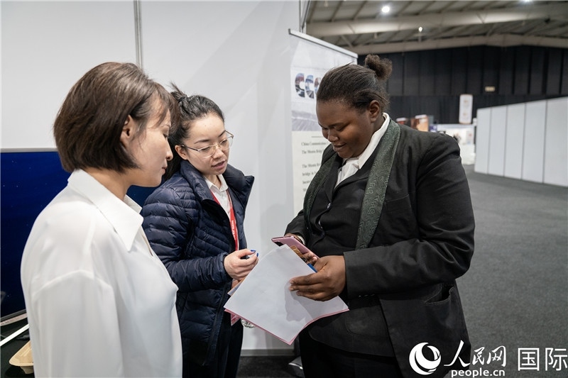 中企工作人員和當(dāng)?shù)厍舐氄呓徽?。希拉茲攝