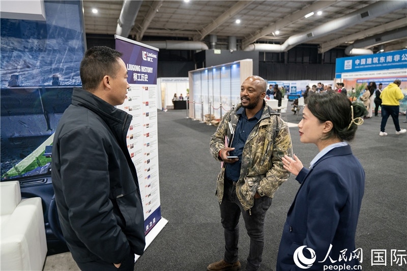 中企工作人員和當(dāng)?shù)厍舐氄呓徽?。希拉茲攝