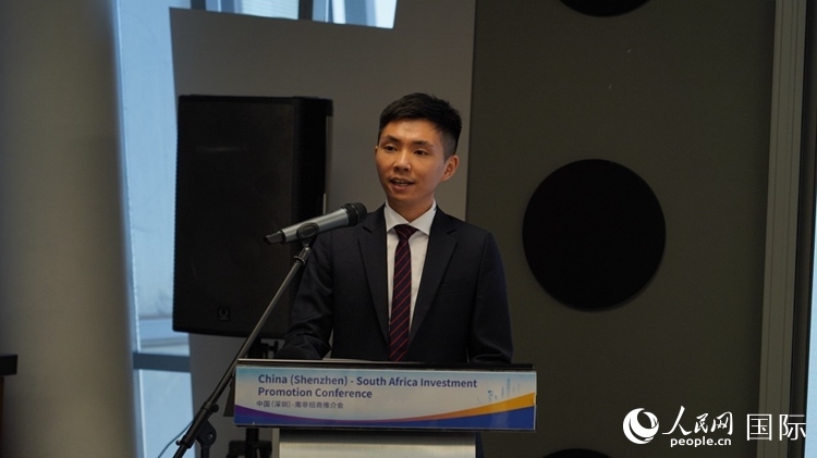 深圳市黃金珠寶首飾行業(yè)協(xié)會(huì)副會(huì)長(zhǎng)李澤鋒介紹深圳市黃金珠寶產(chǎn)業(yè)發(fā)展情況。人民網(wǎng) 劉暢攝