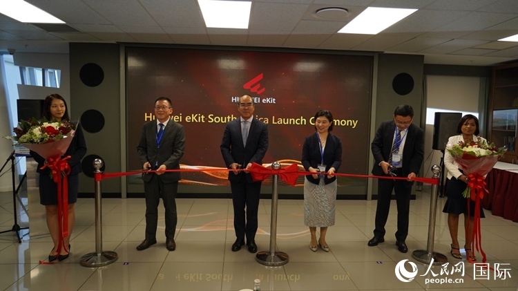 嘉賓出席華為分銷子品牌坤靈出海南非剪彩儀式。 人民網(wǎng) 劉暢攝