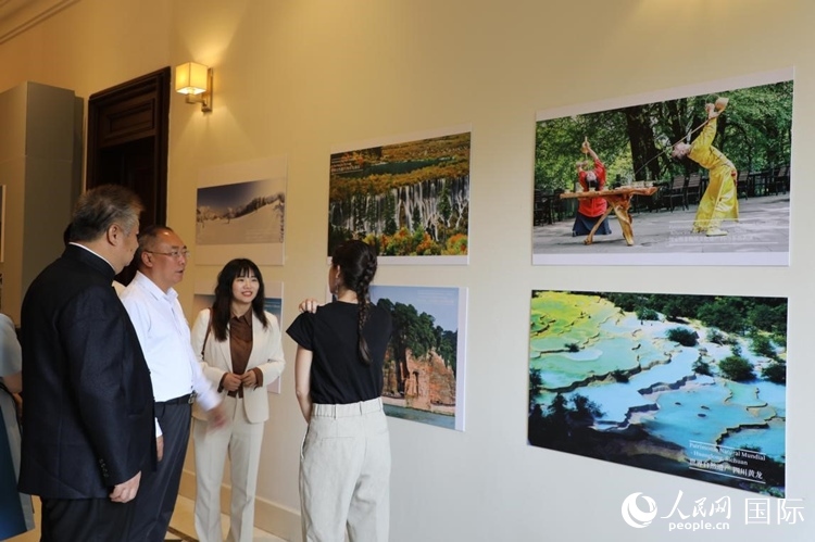 四川省文化和旅游廳副廳長王成平、墨西哥松林文化中心展覽部主任盧西亞·恩里克斯·岡薩雷斯·薩拉維亞、墨西哥中國文化中心主任石岳文參觀圖片展。拍攝者為墨西哥分社外籍雇員埃內斯托·多明戈斯