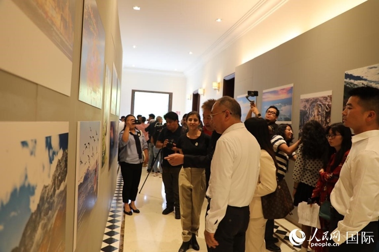 參觀者在圖片展活動現(xiàn)場。拍攝者為墨西哥分社外籍雇員埃內斯托·多明戈斯