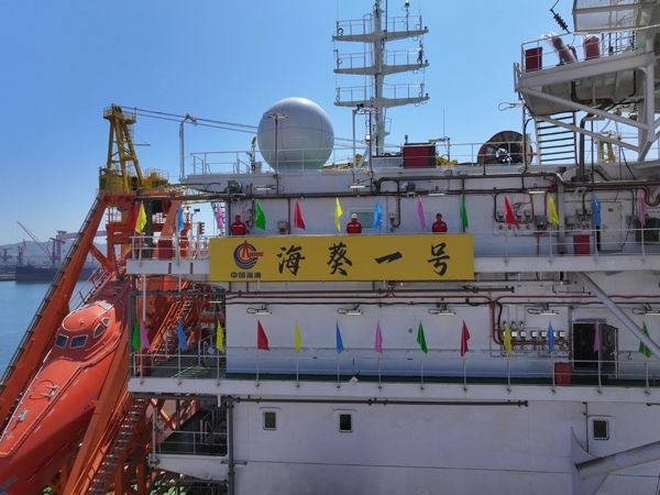 亞洲首艘圓筒型FPSO“?？惶枴苯ㄔ焱旯?。韓慶攝