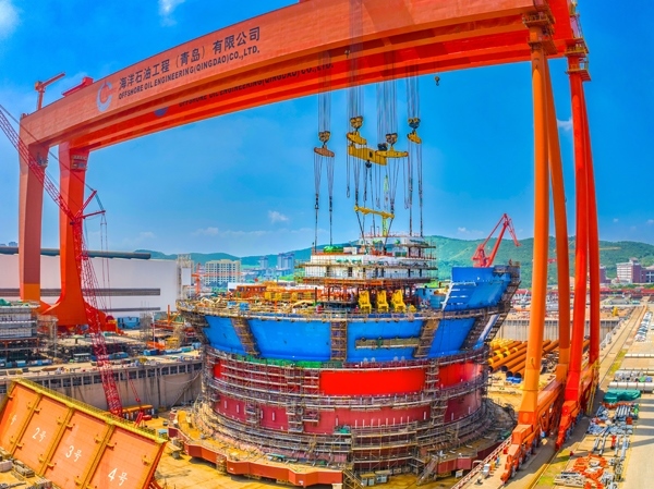 “?？惶枴蓖ㄟ^雙龍門吊進行總裝。侯憲鵬攝