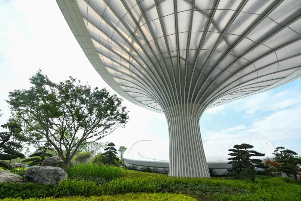 這是2024年4月22日拍攝的成都世園會主會場入口處的“芙蓉花”底部，它兼具收集雨水、循環(huán)利用的功能。新華社記者 王曦 攝