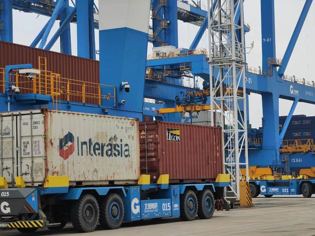 在欽州自動(dòng)化集裝箱碼頭，智能導(dǎo)引運(yùn)輸車(chē)在運(yùn)送集裝箱。新華社記者趙歡 攝