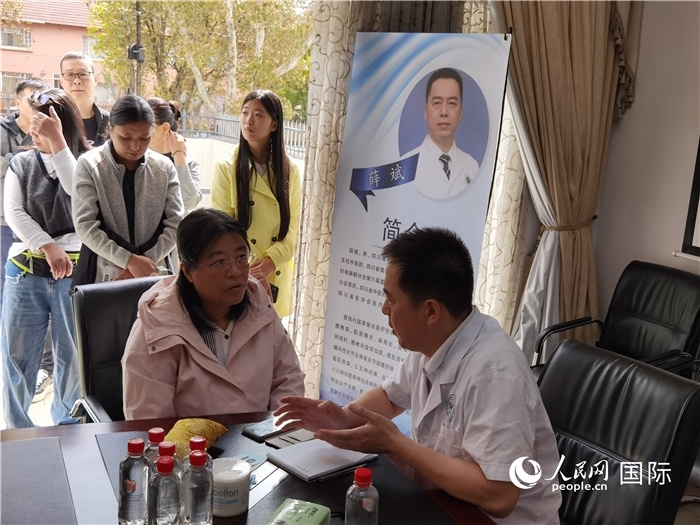 中醫(yī)專家為當(dāng)?shù)厝A僑華人提供中醫(yī)咨詢和診療服務(wù)。 （本報記者 楊謳 攝）