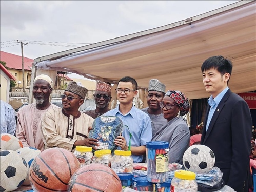 中尼友誼示范校物資捐贈(zèng)。駐尼日利亞使館供圖