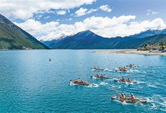 2024年4月20日，2024年巴松措國際漂流公開賽的選手在比賽中。 新華社記者 孫非攝