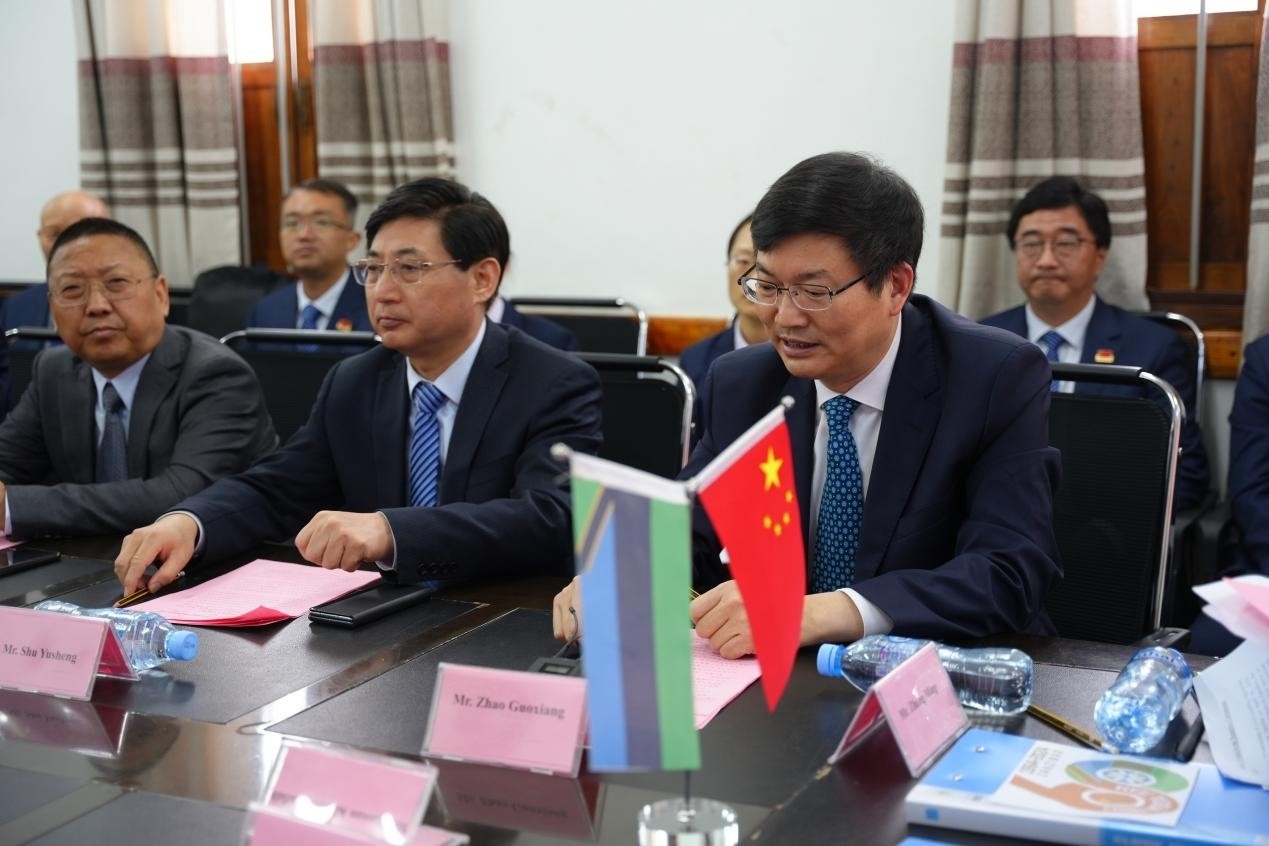 揚(yáng)州市衛(wèi)健委黨委書(shū)記趙國(guó)祥在衛(wèi)生部捐贈(zèng)儀式上發(fā)言。中國(guó)援桑醫(yī)療隊(duì)供圖