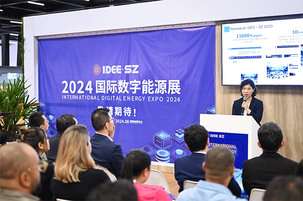 當(dāng)?shù)貢r(shí)間4月26日，深圳市發(fā)展和改革委員會(huì)主任郭子平在巴西圣保羅國(guó)際工程機(jī)械及礦山機(jī)械展上，對(duì)將于今年下半年在深圳市舉辦的2024國(guó)際數(shù)字能源展進(jìn)行了專題推介。 2024國(guó)際數(shù)字能源展組委會(huì)供圖